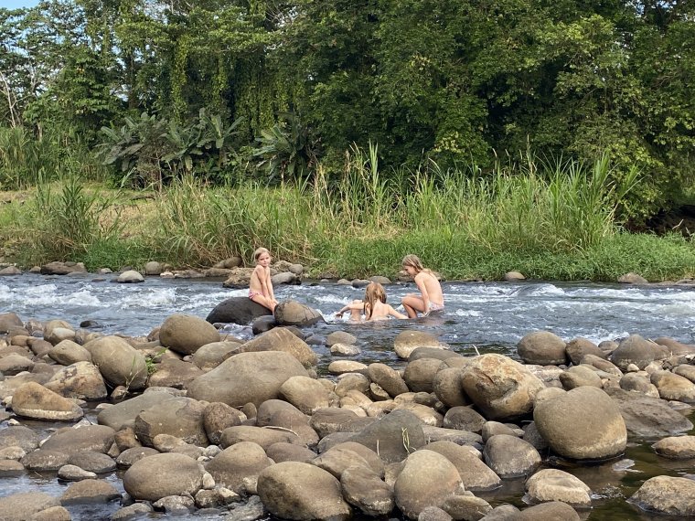 Baignade das un ruisseau devant notre campement pour la nuit