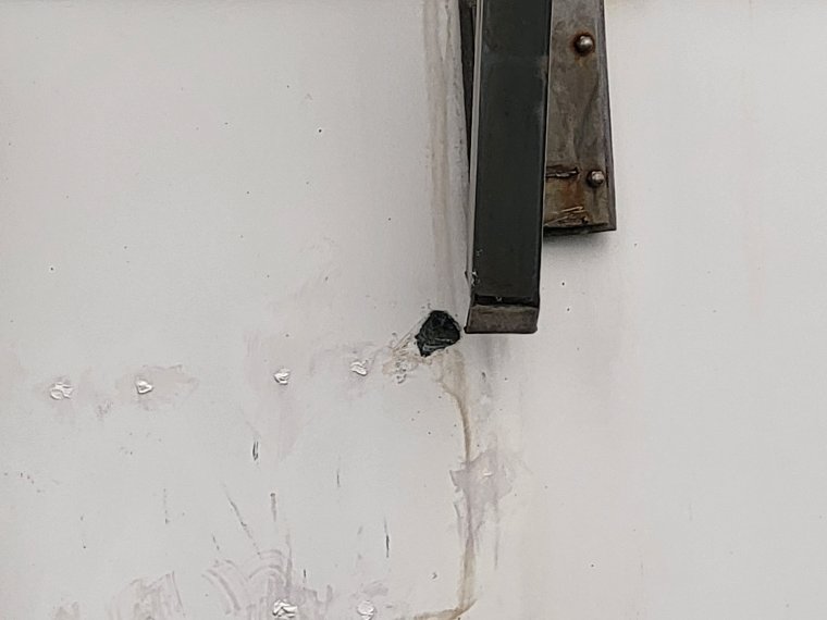 Skroget fikk seg en aldri så liten skrape.... Skroget fikk seg en aldri så liten skrape....