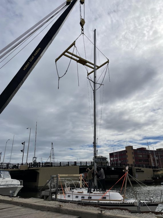 Pulling the mast up Pulling the mast up